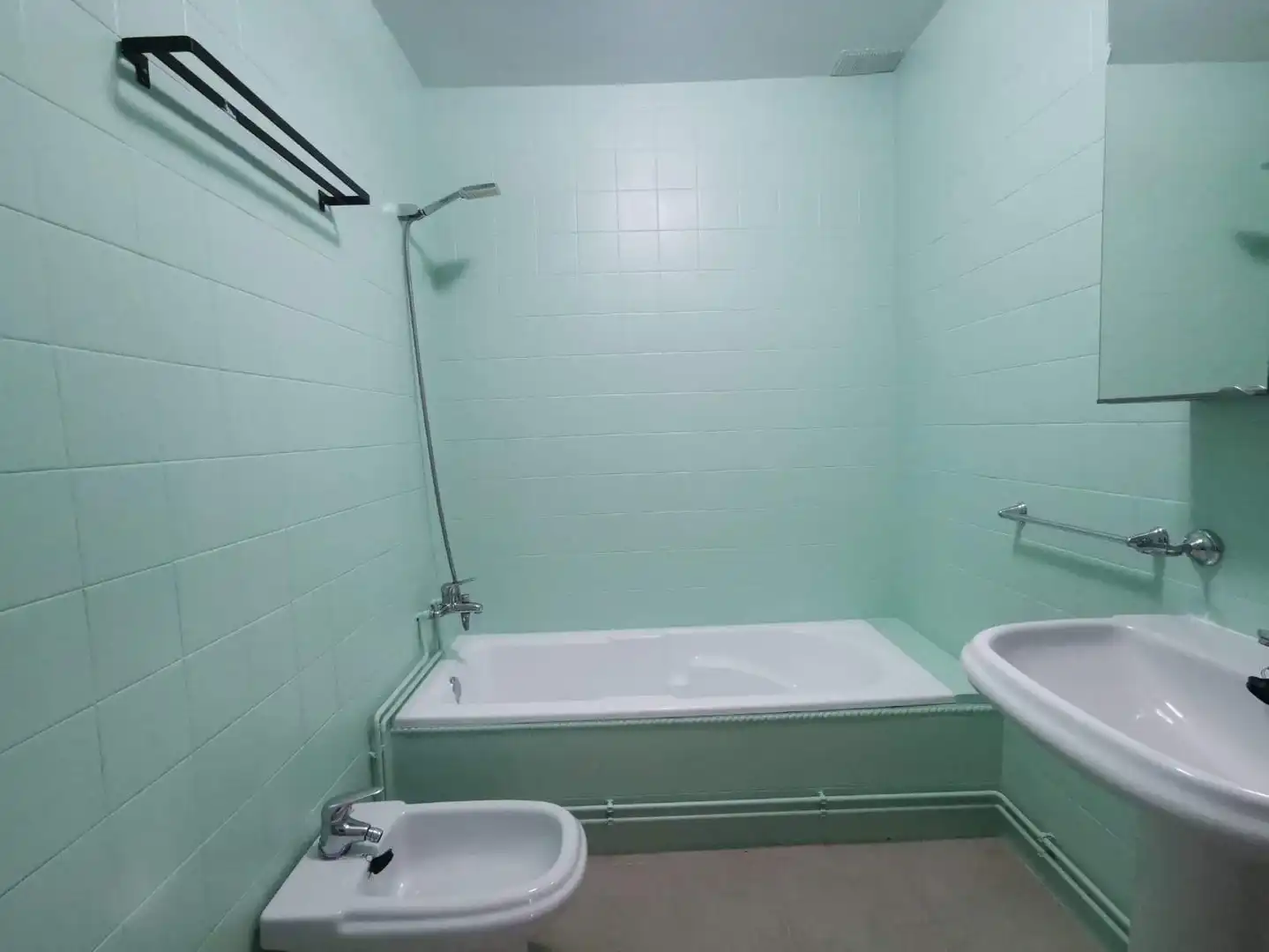 Baño de Piso de alquiler en A Coruña Capital  con Amueblado