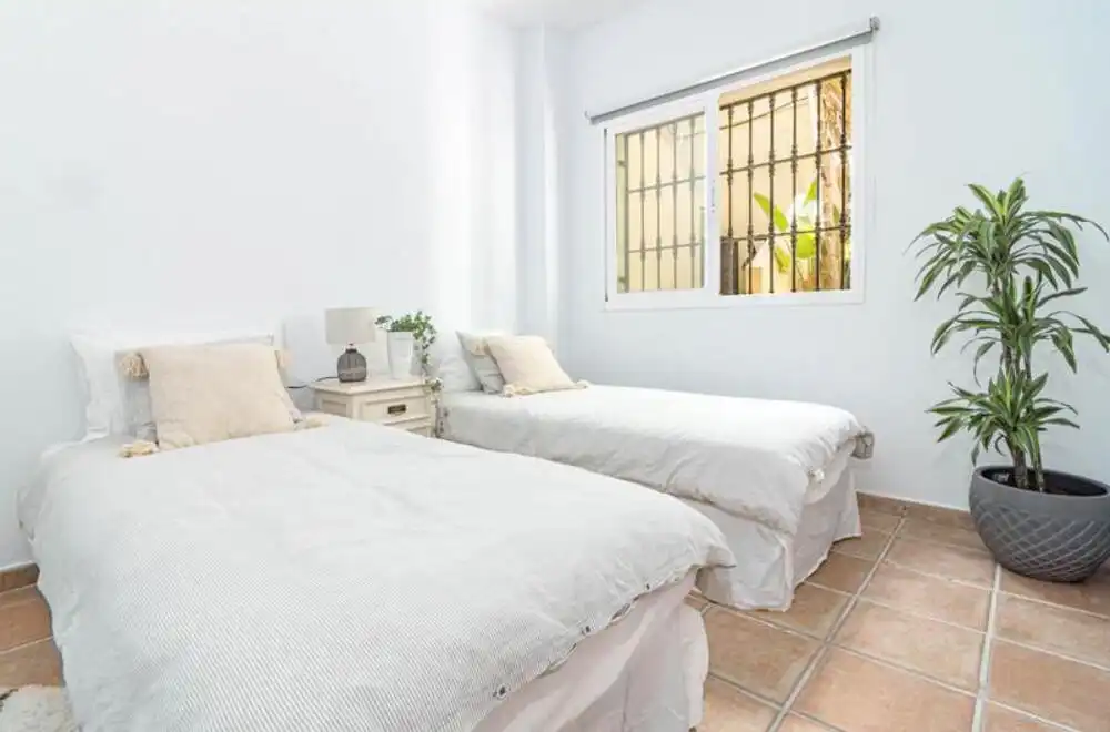 Dormitori de Casa adosada de lloguer en Marbella amb Aire condicionat, Jardí privat i Terrassa
