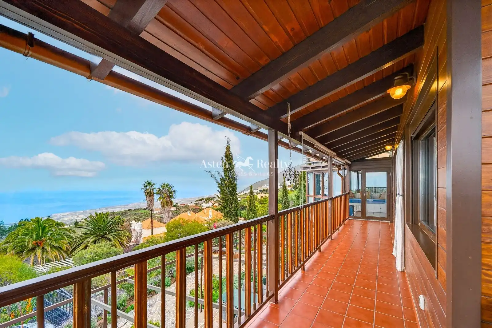 Vista exterior de Casa o xalet en venda en Guía de Isora amb Aire condicionat, Terrassa i Moblat