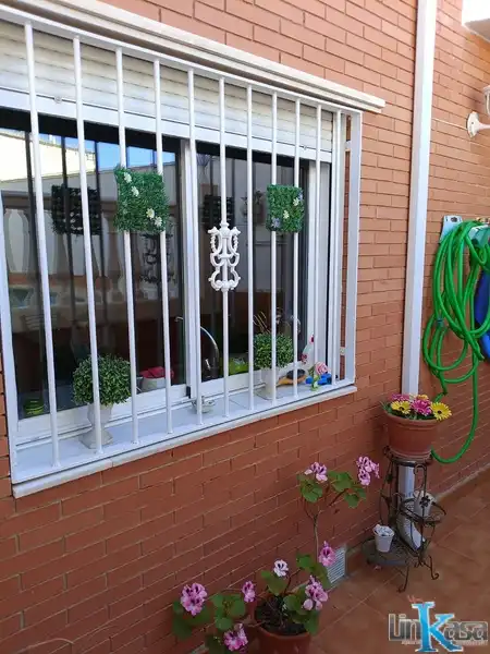 Terrassa de Casa adosada en venda en Linares amb Calefacció, Traster i Piscina