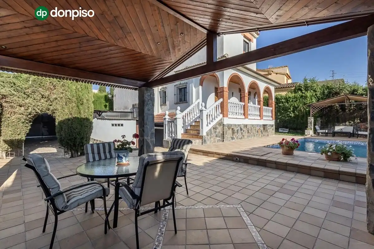 Chalet con piscina en venta en Gójar, imagen 2