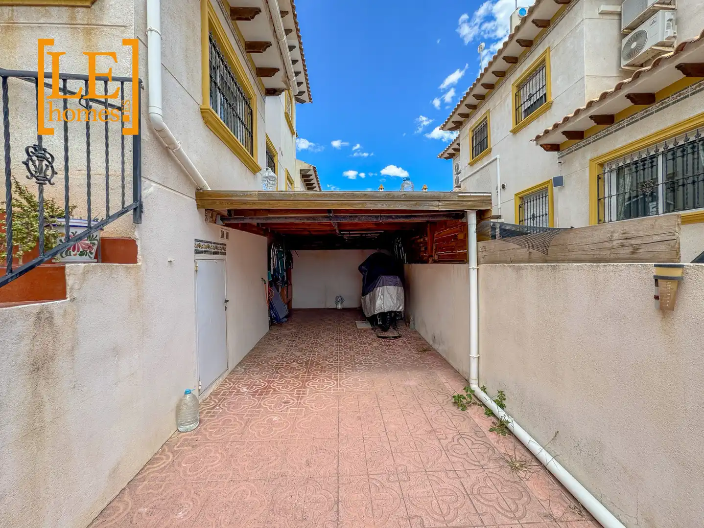 Aparcament de Casa adosada en venda en Orihuela amb Aire condicionat, Jardí privat i Moblat