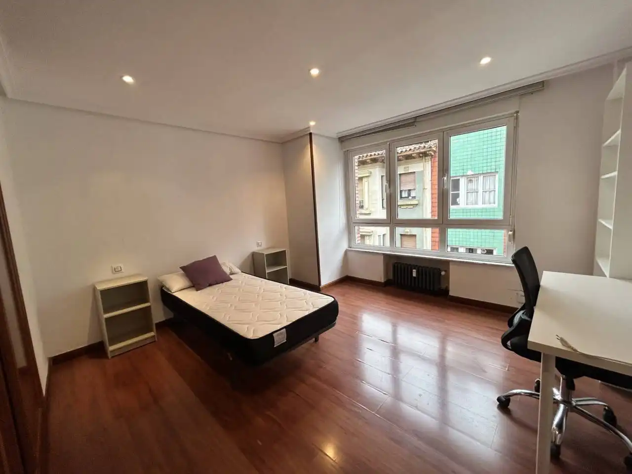 Habitación de Piso de alquiler en Oviedo  con Calefacción y Amueblado