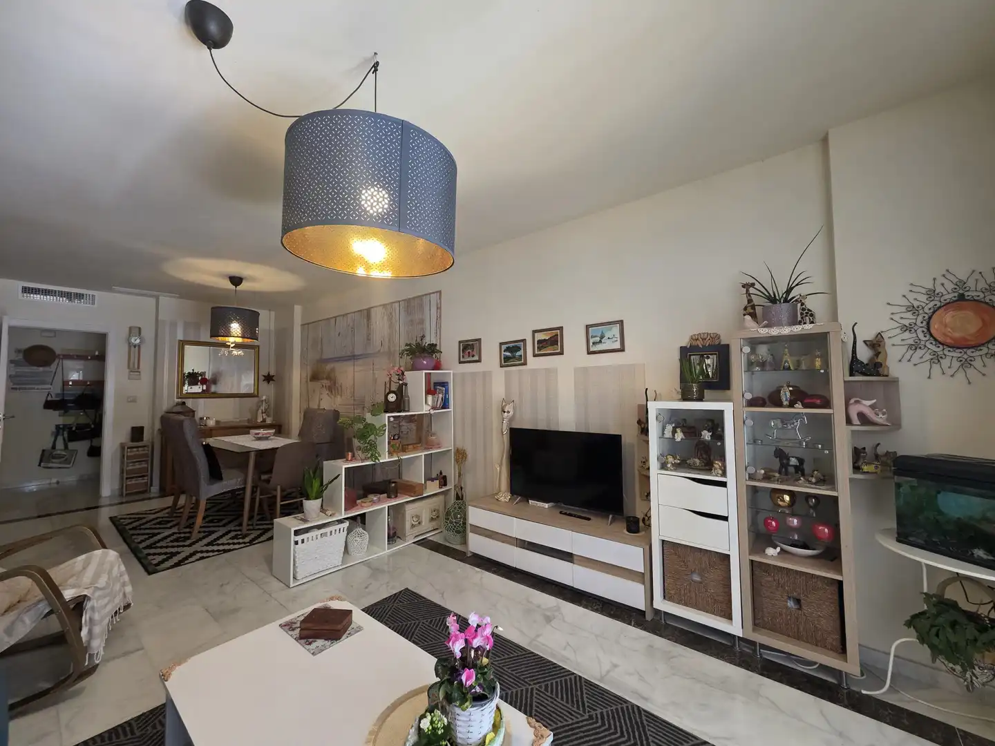 Wohnzimmer von Erdgeschoss zum Verkauf in La Alcaidesa mit Klimaanlage, Privatgarten und Terrasse
