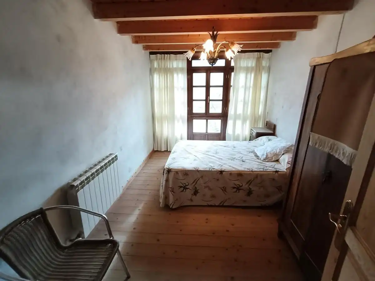 Schlafzimmer von Einfamilien-Reihenhaus zum Verkauf in Peñamellera Alta mit Heizung, Privatgarten und Terrasse