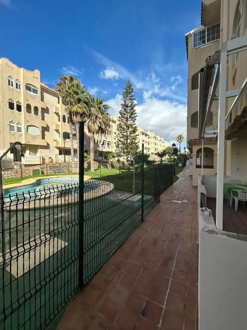 Vista exterior de Piso en venta en Almería con Aire acondicionado, Jardín privado y Piscina comunitaria
