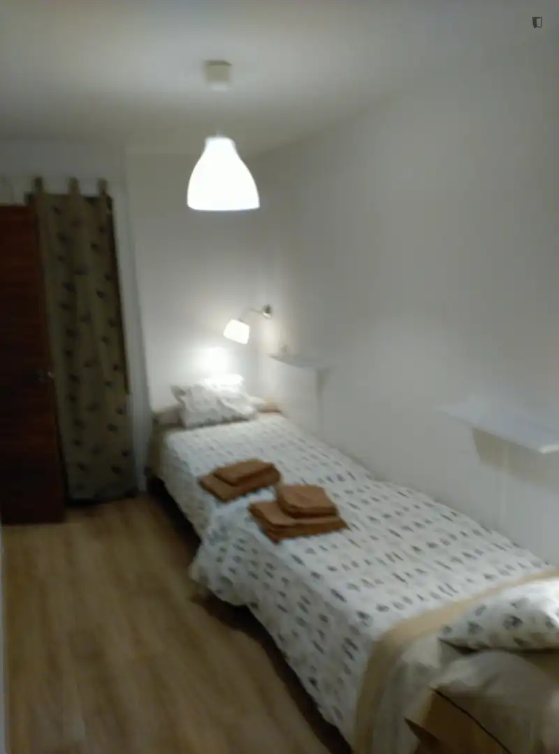 Dormitori de Apartament de lloguer en Madrid amb Aire condicionat, Calefacció i Moblat