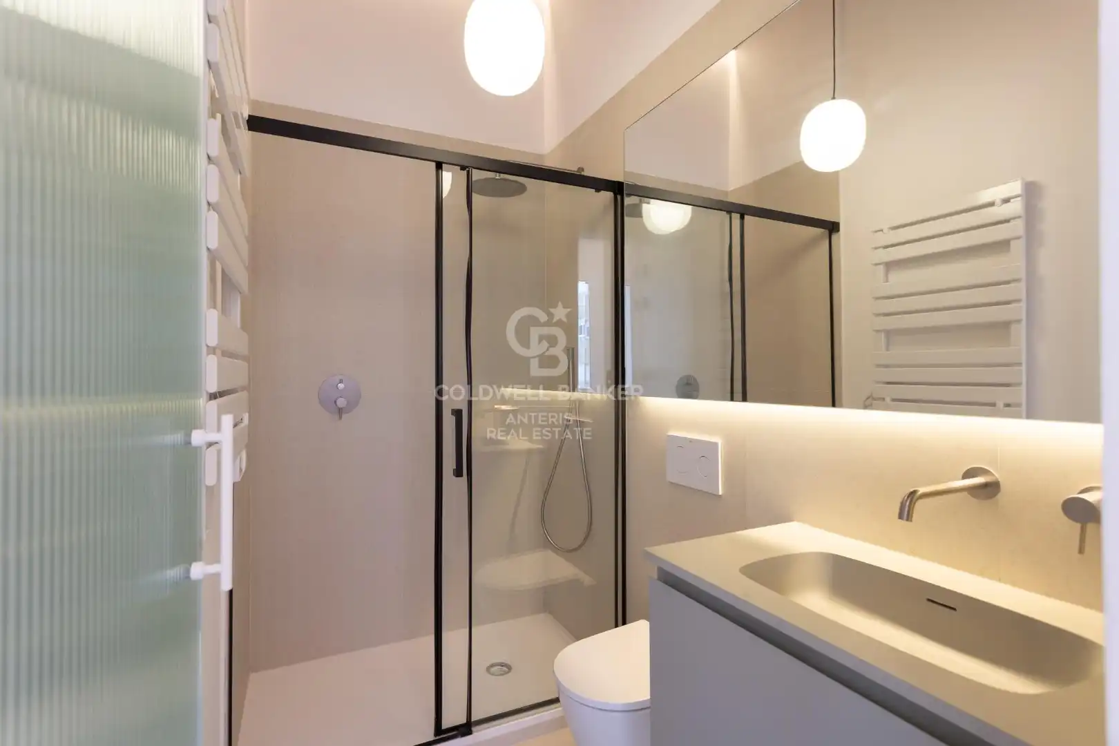 Badezimmer von Wohnung zum Verkauf in Barcelona mit Klimaanlage, Heizung und Balkon