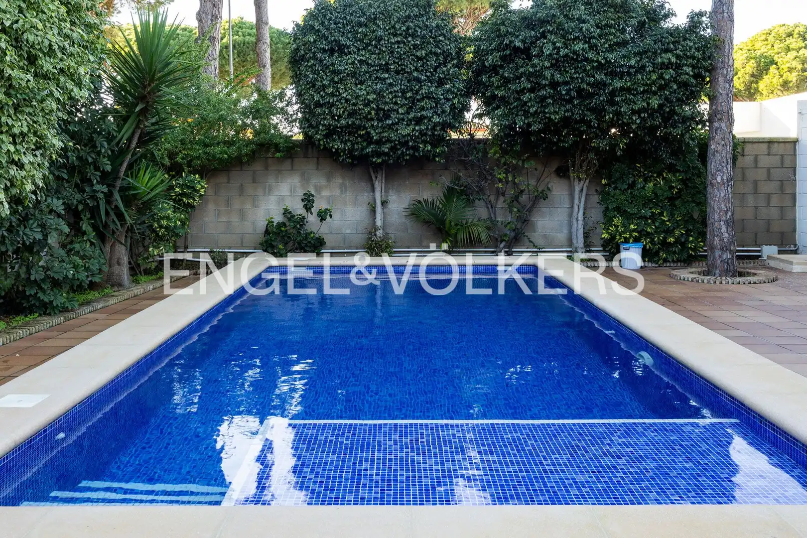 Piscina de Casa o xalet en venda en Chiclana de la Frontera amb Aire condicionat, Calefacció i Jardí privat