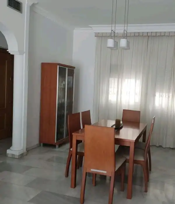 Esszimmer von Einfamilien-Reihenhaus zur Miete in Granada mit Klimaanlage, Privatgarten und Möbliert