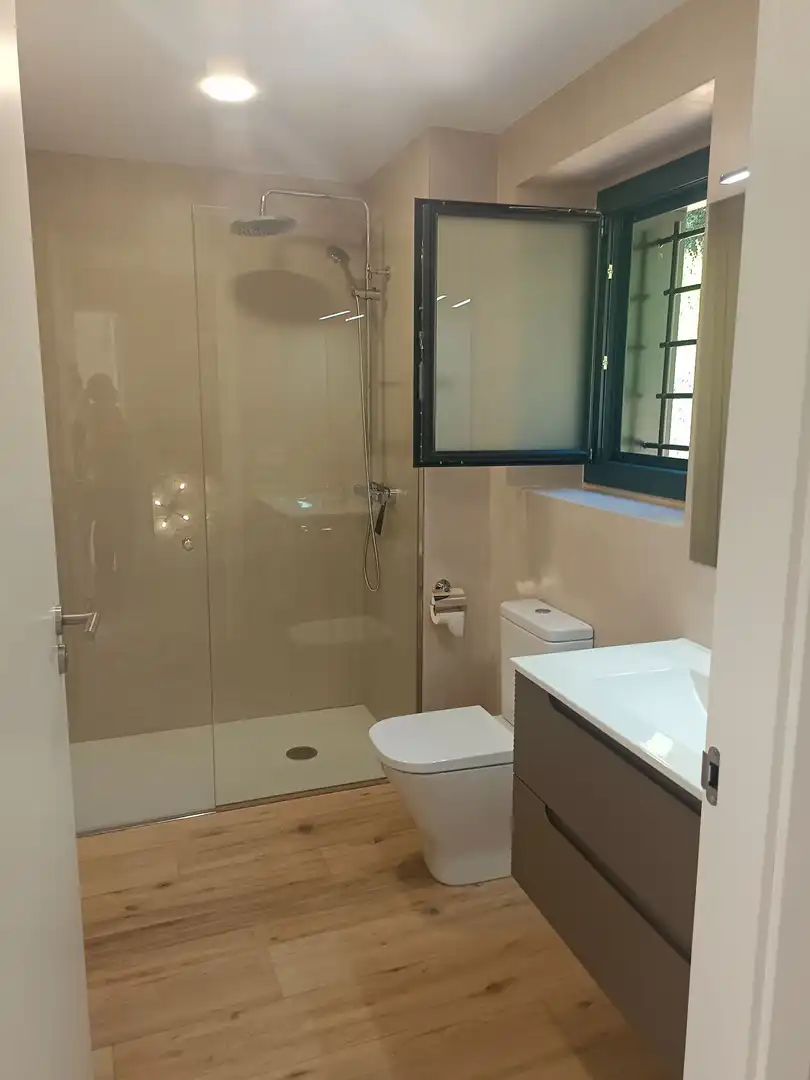Bany de Casa o xalet de lloguer en Sant Aniol de Finestres amb Aire condicionat, Calefacció i Jardí privat