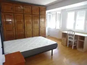 Habitación de Piso de alquiler en Gijón  con Calefacción, Parquet y Amueblado