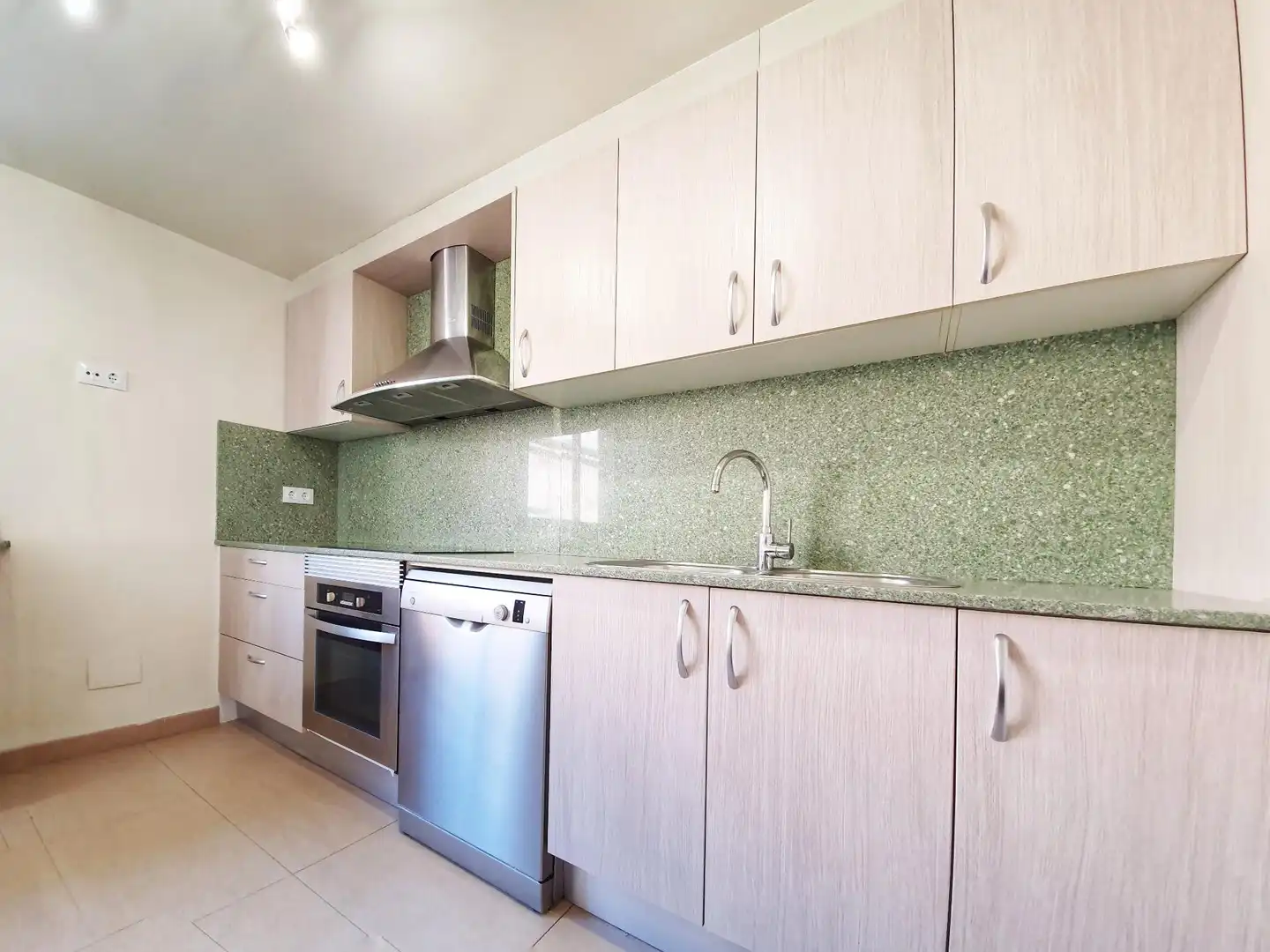 Cuina de Casa o xalet en venda en Sant Cugat del Vallès amb Aire condicionat, Calefacció i Parquet