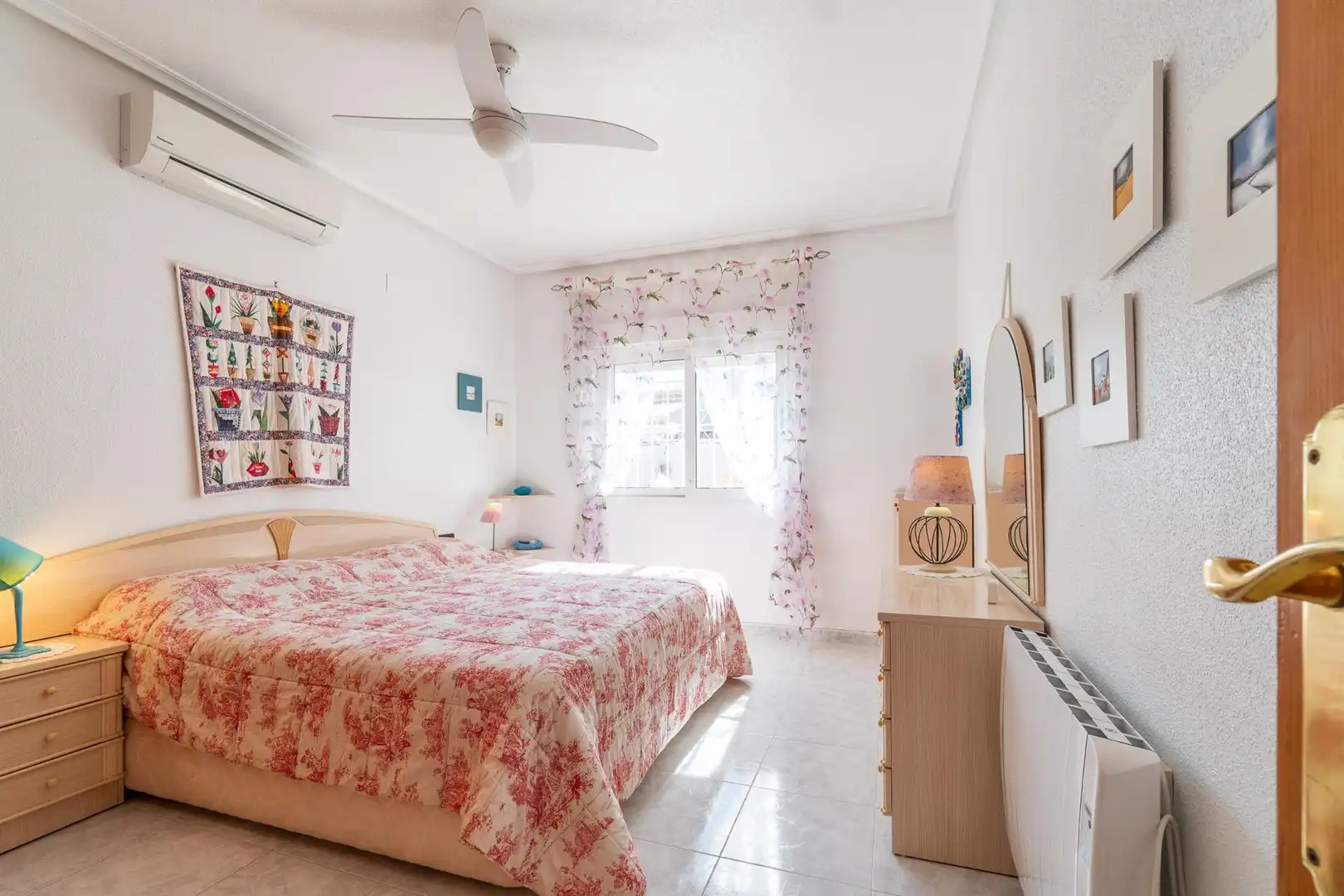 Dormitori de Casa o xalet en venda en Orihuela amb Aire condicionat, Jardí privat i Terrassa