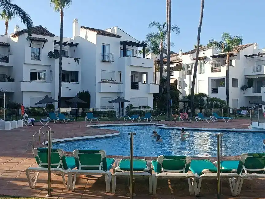 Vista exterior de Pis en venda en Estepona amb Aire condicionat i Piscina