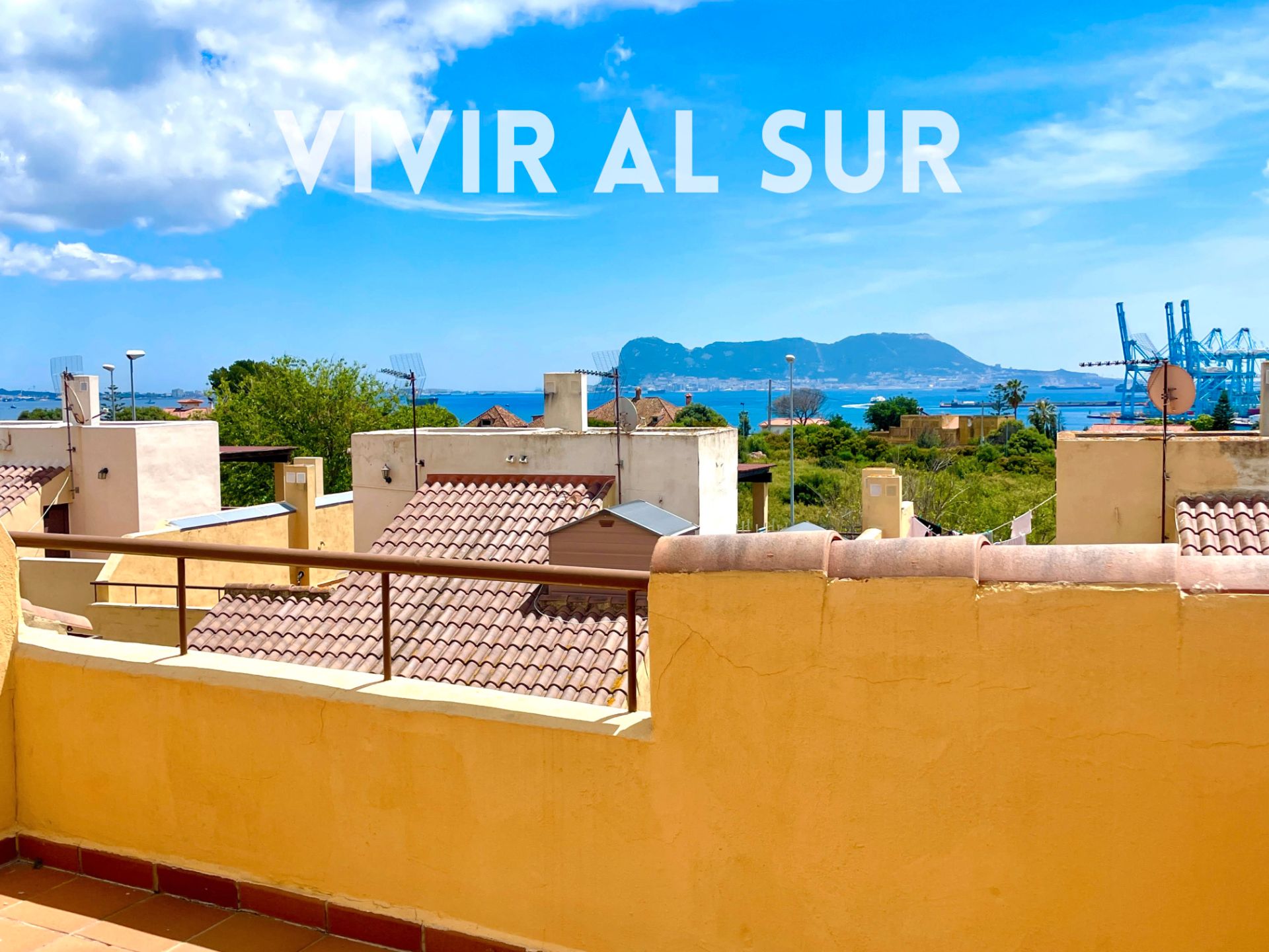 Exterior view of Single-family semi-detached for sale in Algeciras  with Air Conditioner, Terrace and Storage room