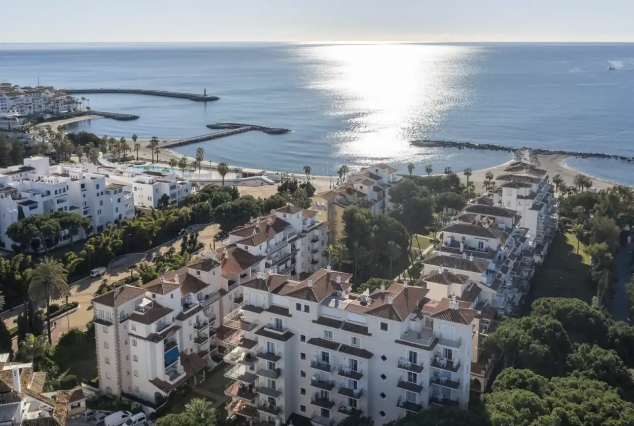 Vista exterior de Planta baixa en venda en Marbella amb Aire condicionat, Terrassa i Piscina