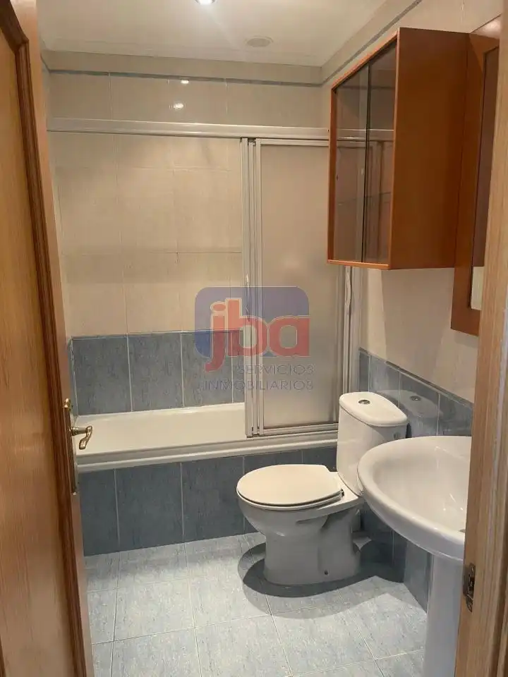 Baño de Piso de alquiler en Ourense Capital  con Calefacción y Terraza