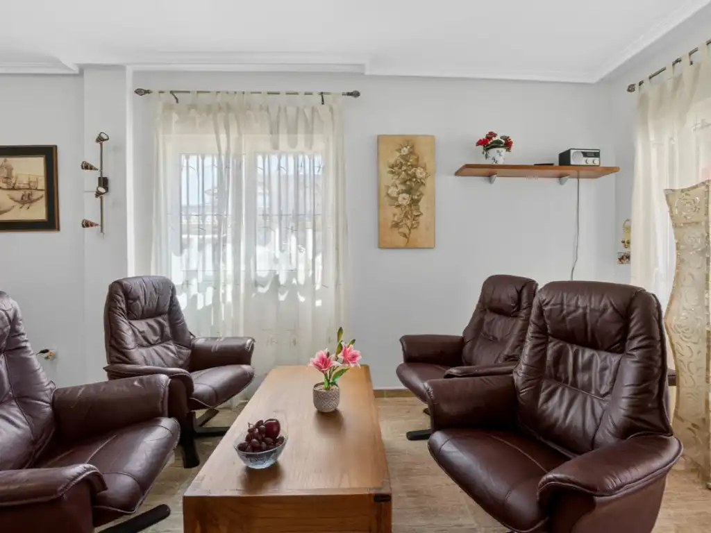 Sala d'estar de Casa adosada en venda en Torrevieja amb Aire condicionat, Moblat i Forn