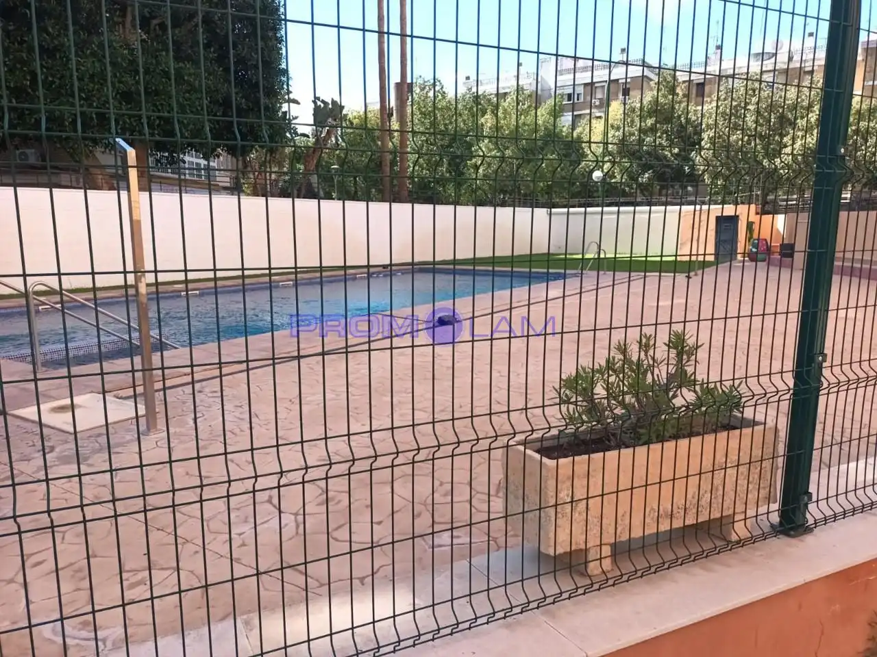 Piscina de Pis en venda en Sevilla amb Aire condicionat
