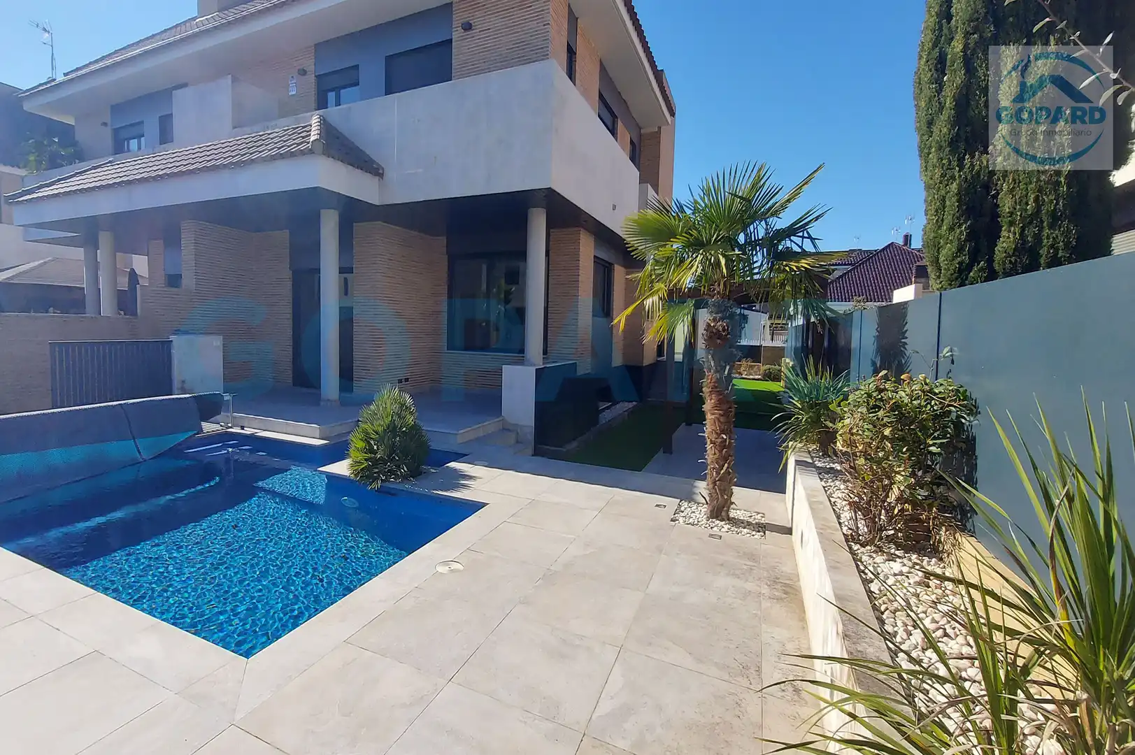 Piscina de Casa adosada de alquiler en Villanueva de la Cañada con Aire acondicionado, Calefacción y Jardín privado