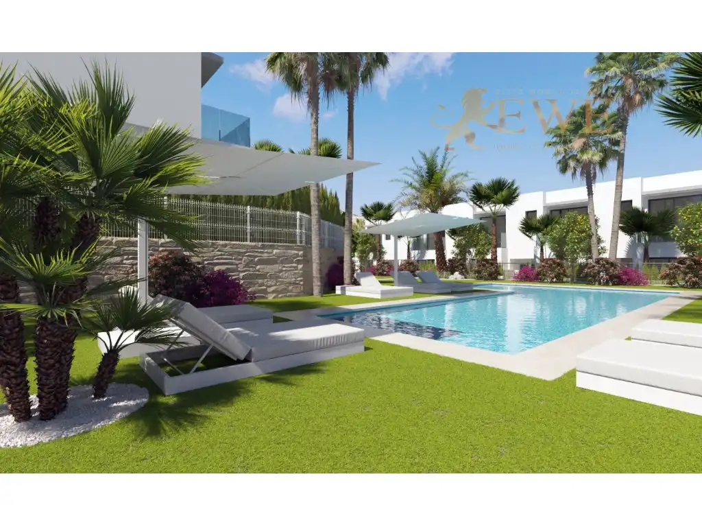 Casa adosada en venta en Calle Praga, Golf Bahía