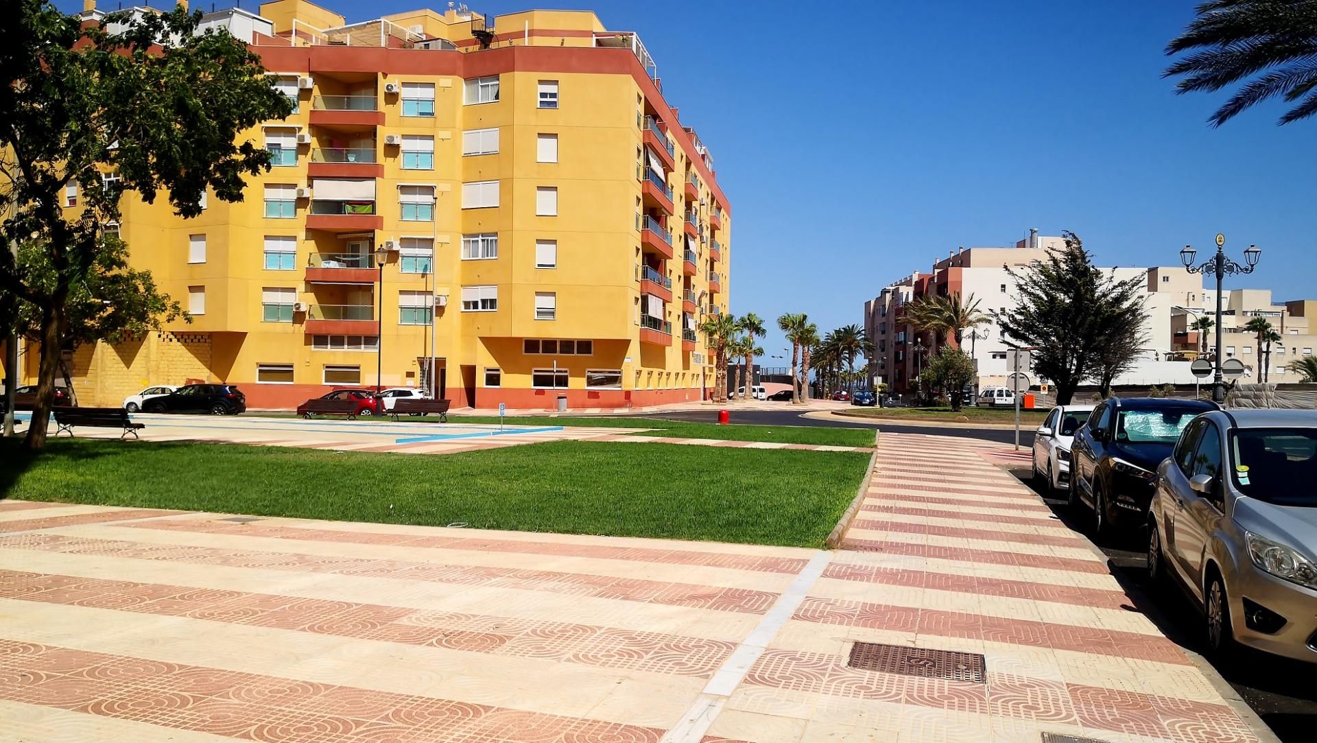 Vista exterior de Pis en venda en Roquetas de Mar amb Aire condicionat, Alarma i Piscina comunitària