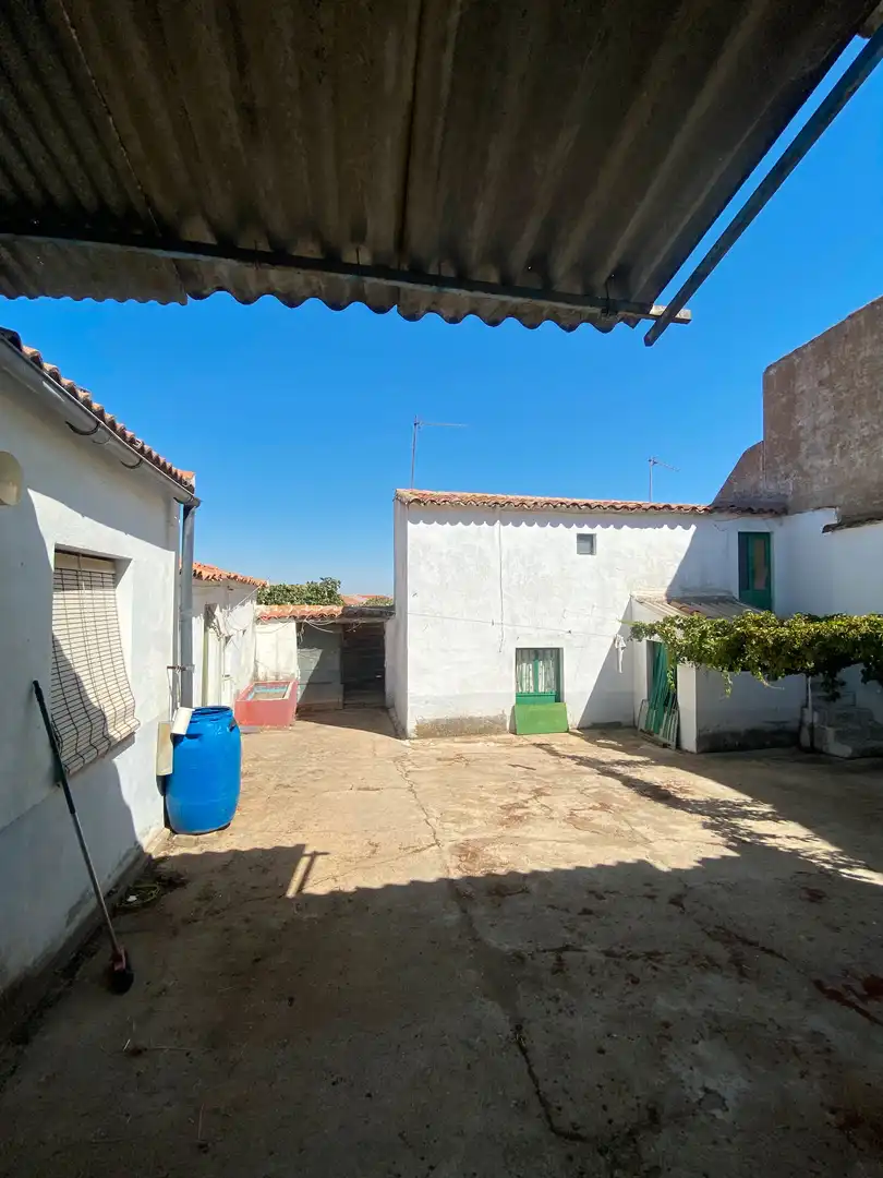 Vista exterior de Finca rústica en venda en Cabeza del Buey amb Traster