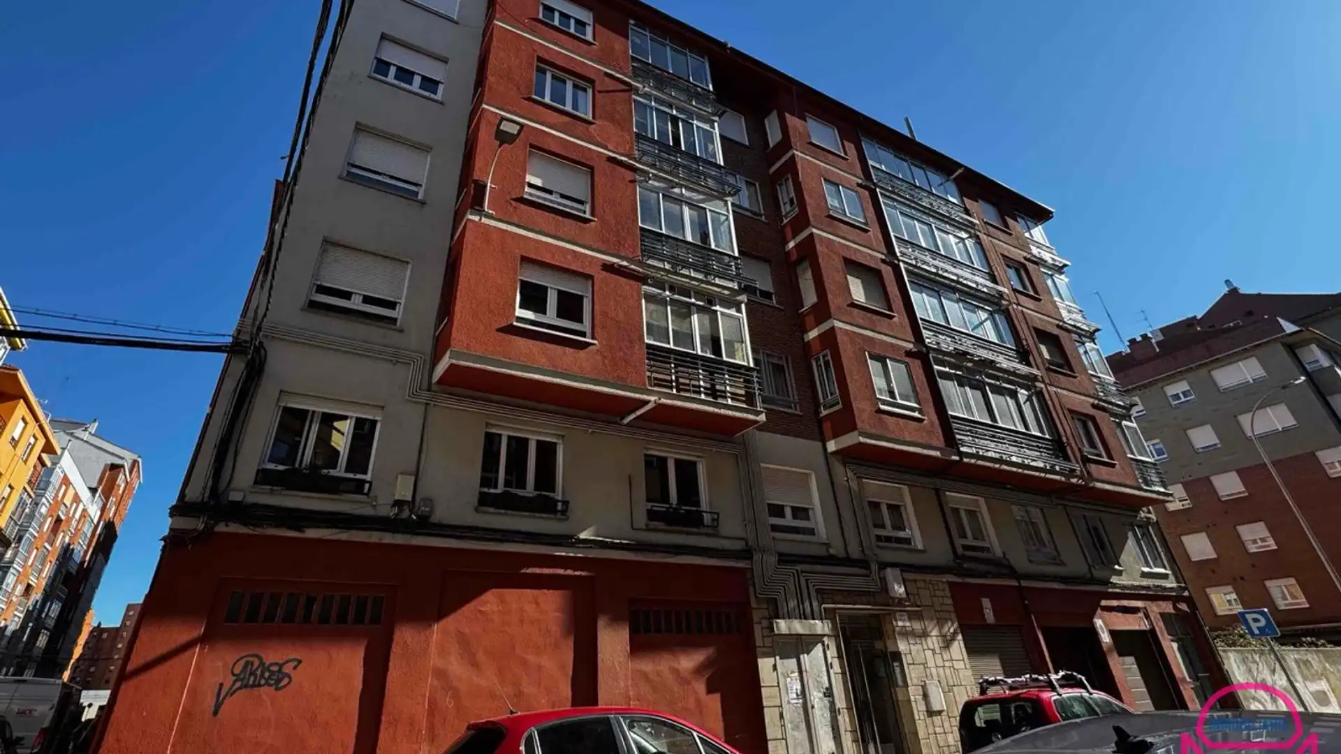 Vista exterior de Pis en venda en León Capital  amb Calefacció, Terrassa i Traster