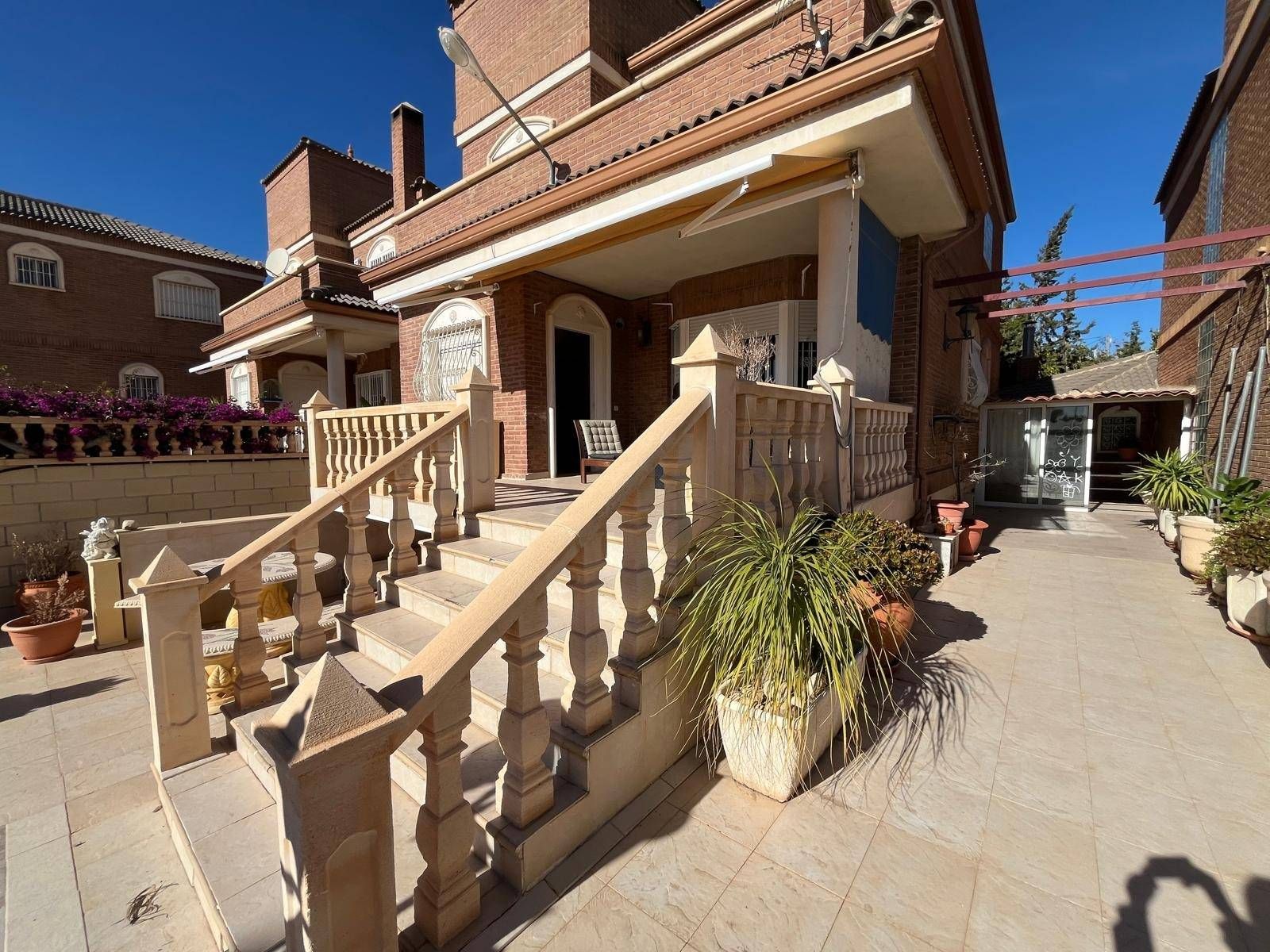 Vista exterior de Casa o xalet en venda en Elche / Elx amb Aire condicionat, Jardí privat i Traster