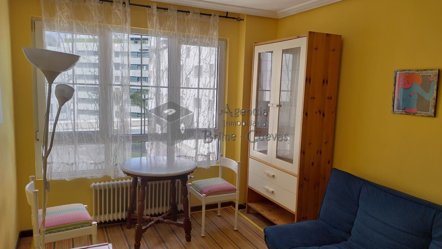 Dormitori de Pis en venda en Oviedo  amb Calefacció