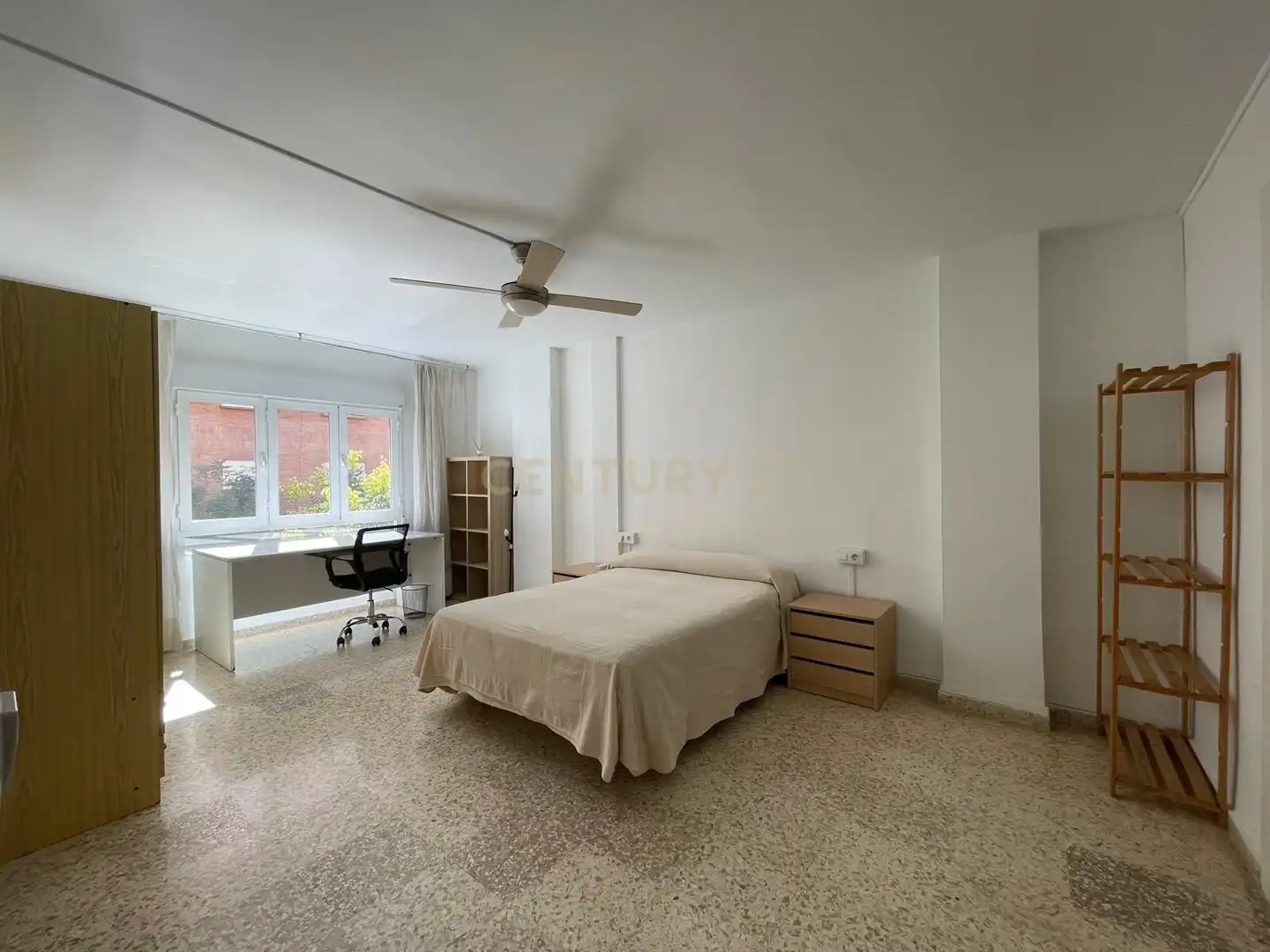 Habitación de Piso de alquiler en Granada con Lavadora, Microondas y TV