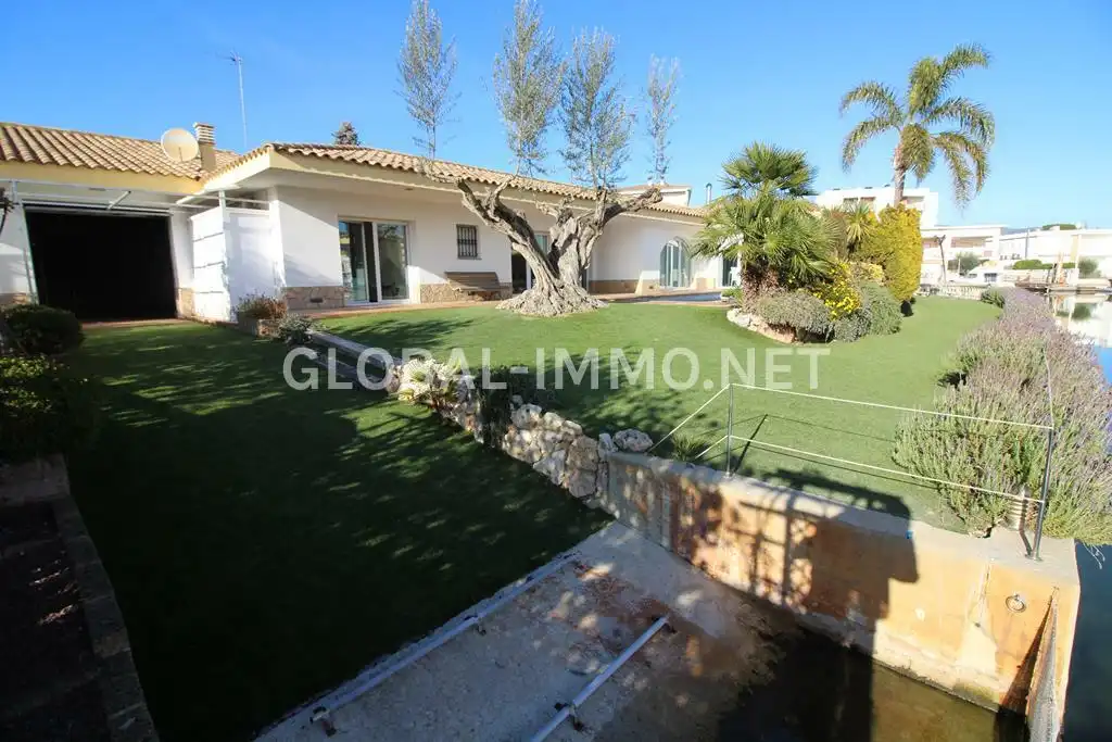 Vista exterior de Casa o chalet en venta en Roses con Aire acondicionado, Calefacción y Jardín privado