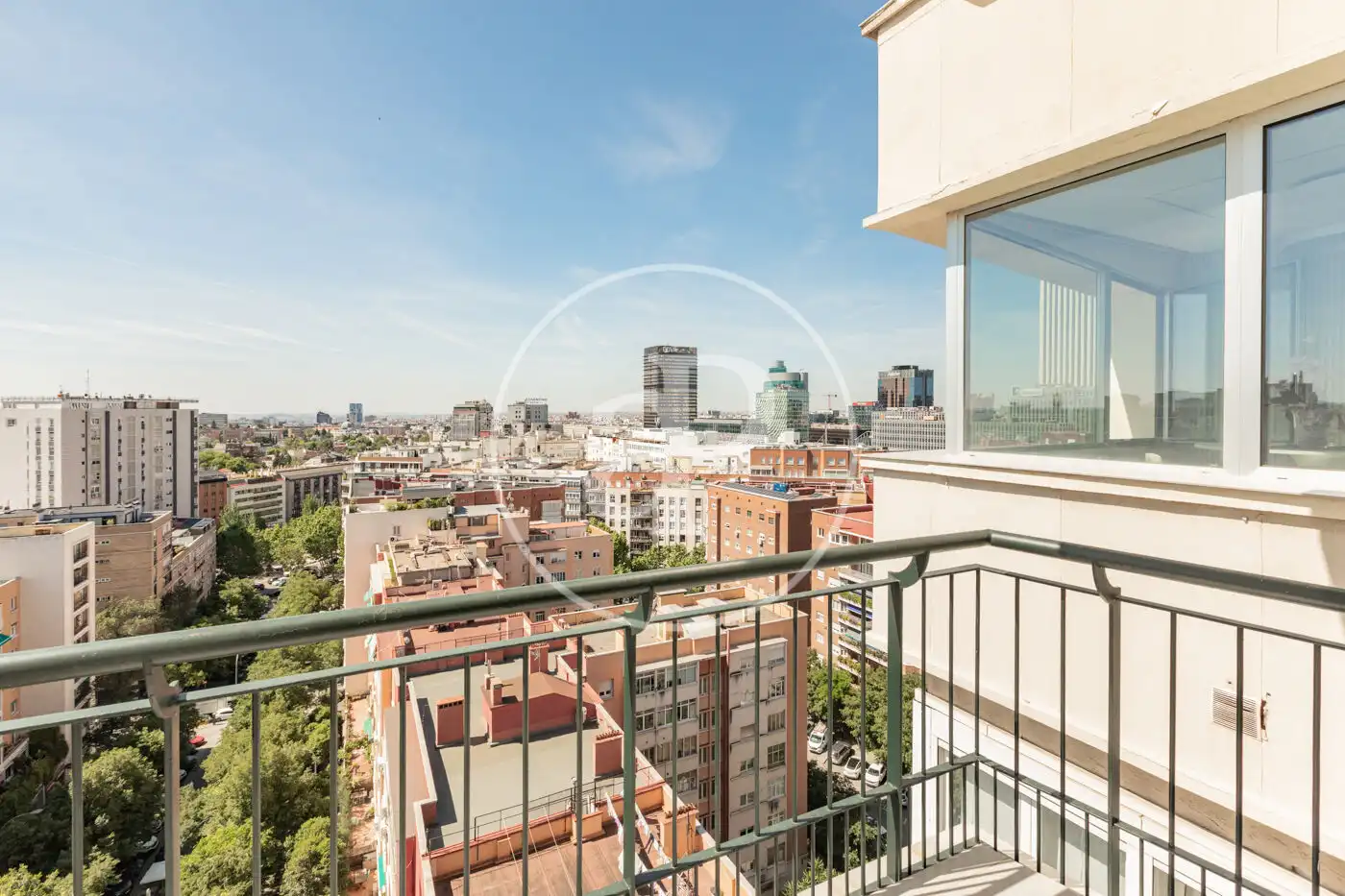 Vista exterior de Àtic en venda en Madrid amb Aire condicionat, Calefacció i Terrassa