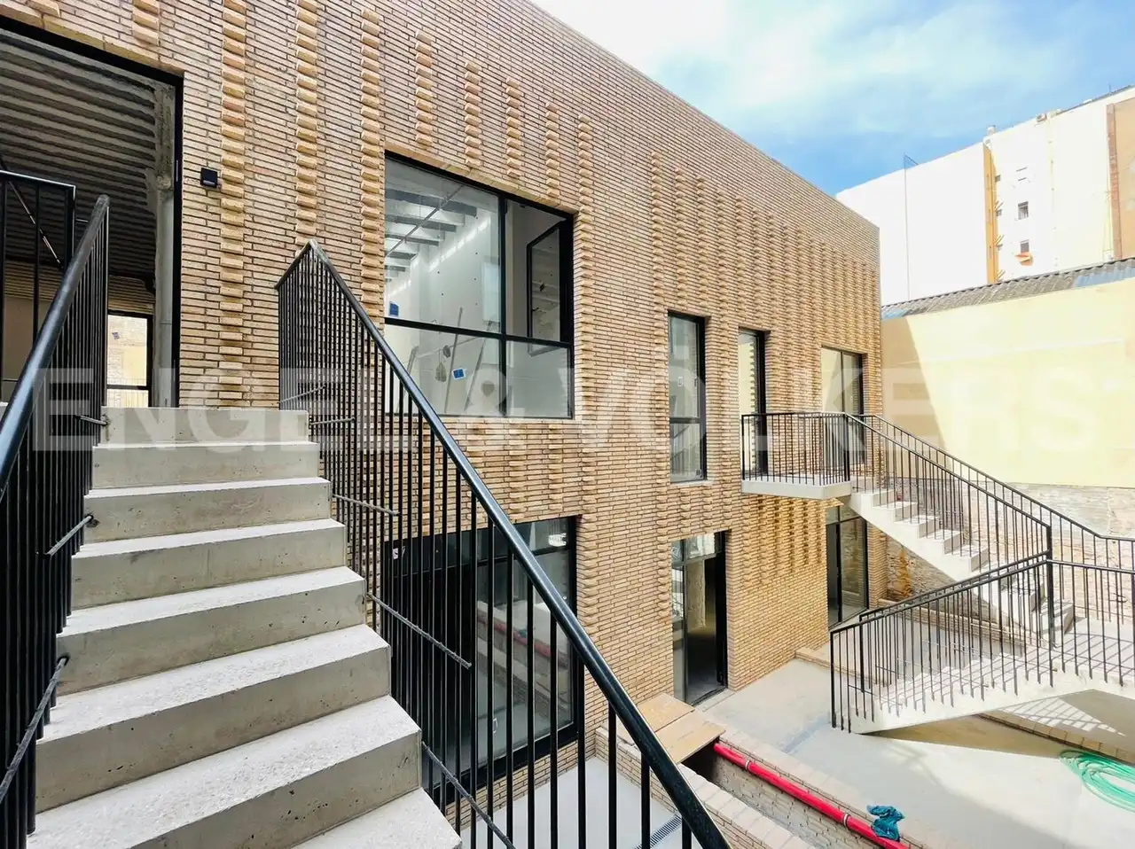 Vista exterior de Oficina en venda en Barcelona amb Aire condicionat i Terrassa