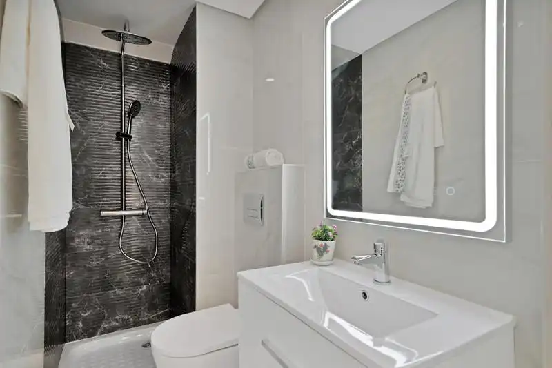 Badezimmer von Wohnungen zur Miete in Marbella mit Klimaanlage, Heizung und Privatgarten
