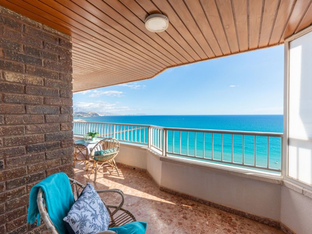 Dormitori de Apartament en venda en El Campello amb Terrassa