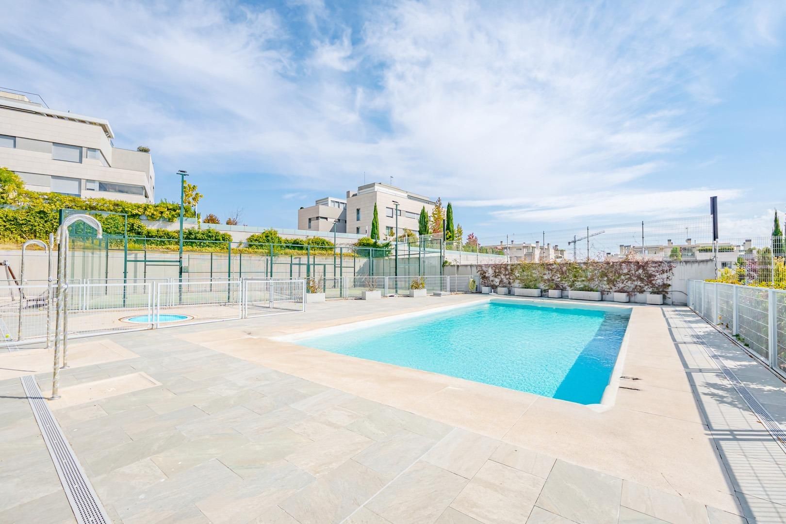 Piscina de Planta baixa de lloguer en  Madrid Capital amb Aire condicionat, Terrassa i Traster