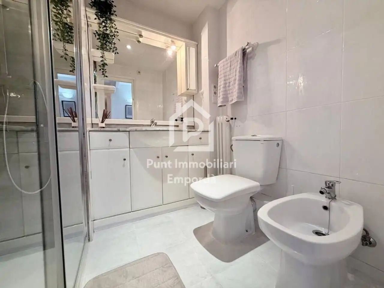 Badezimmer von Wohnung zum Verkauf in Figueres mit Klimaanlage, Heizung und Parkett