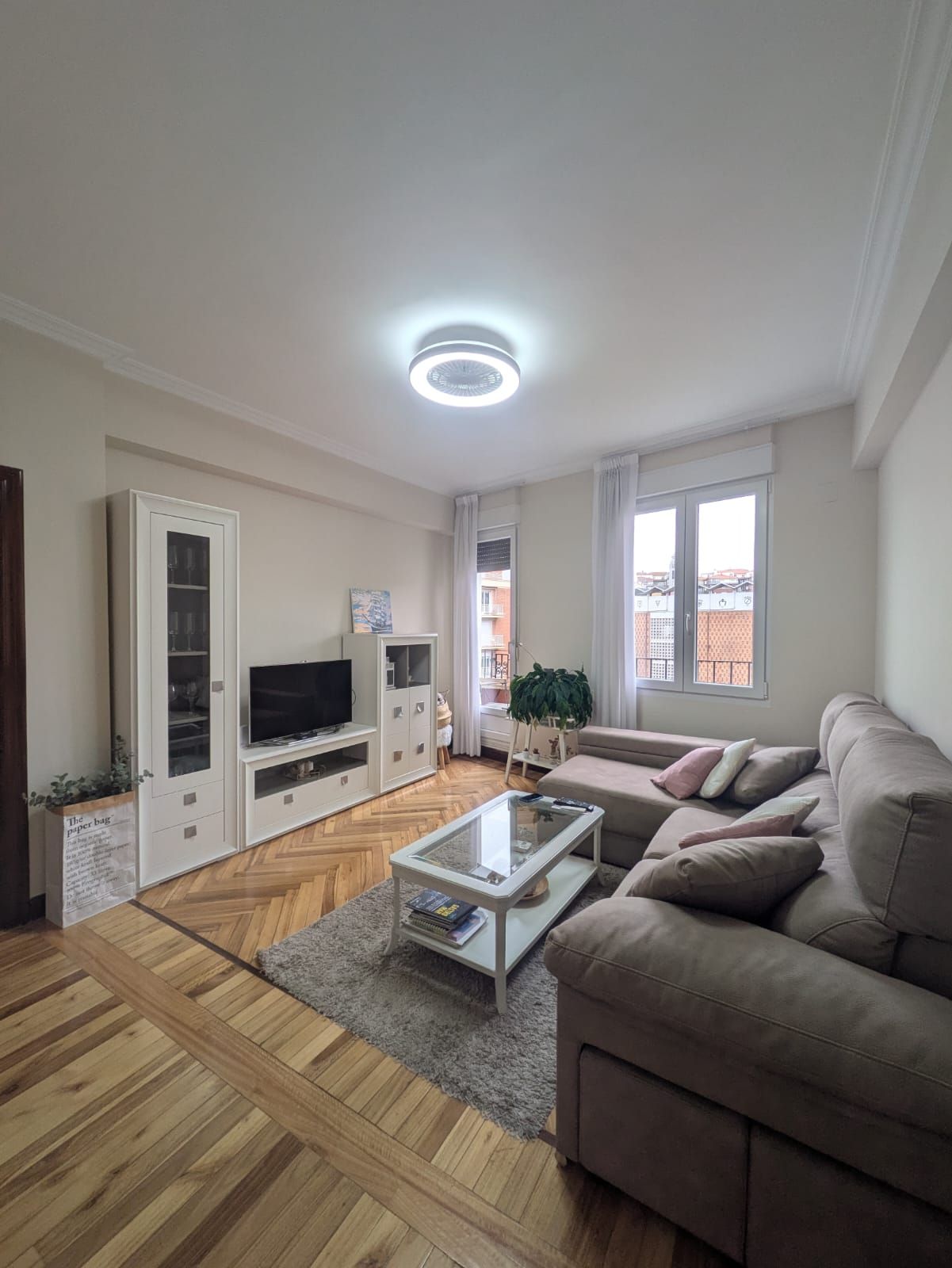 Sala d'estar de Pis en venda en Bilbao  amb Calefacció i Balcó