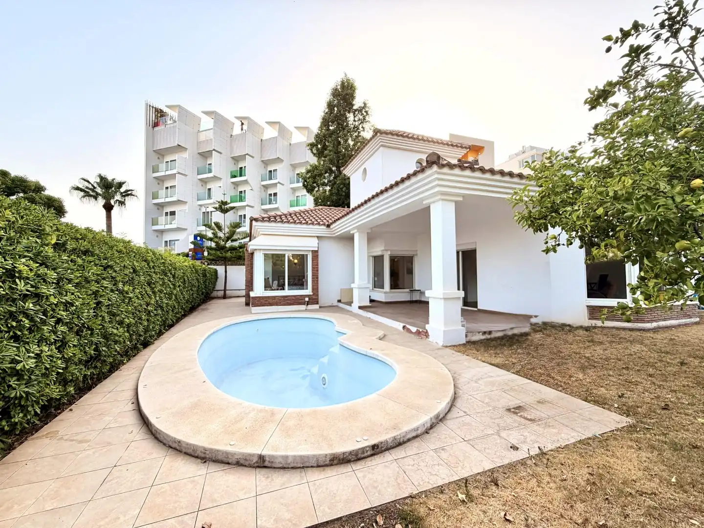 Außenansicht von Haus oder Chalet zum Verkauf in Benalmádena mit Klimaanlage, Heizung und Privatgarten