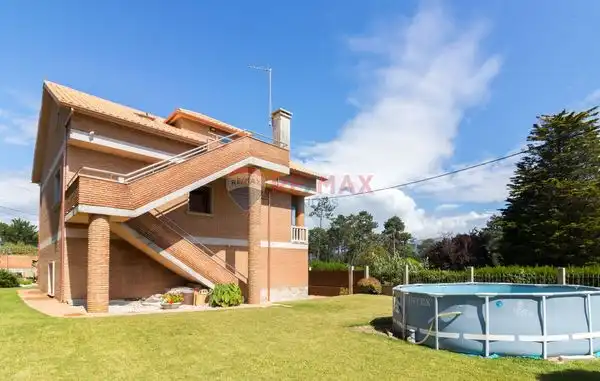 Vista exterior de Casa o xalet en venda en A Guarda   amb Calefacció, Jardí privat i Parquet