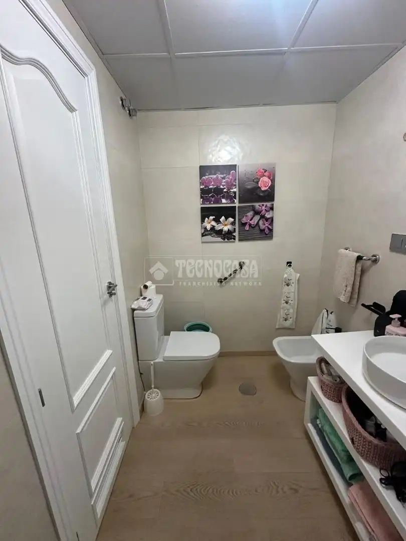 Bathroom of Flat for sale in Sevilla  with Air Conditioner, Heating and Furnished