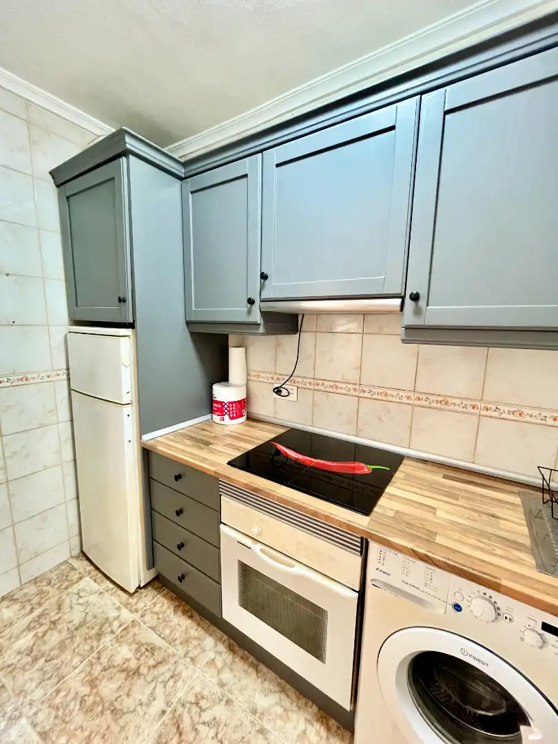 Küche von Wohnung zum Verkauf in Torrevieja mit Klimaanlage, Heizung und Terrasse
