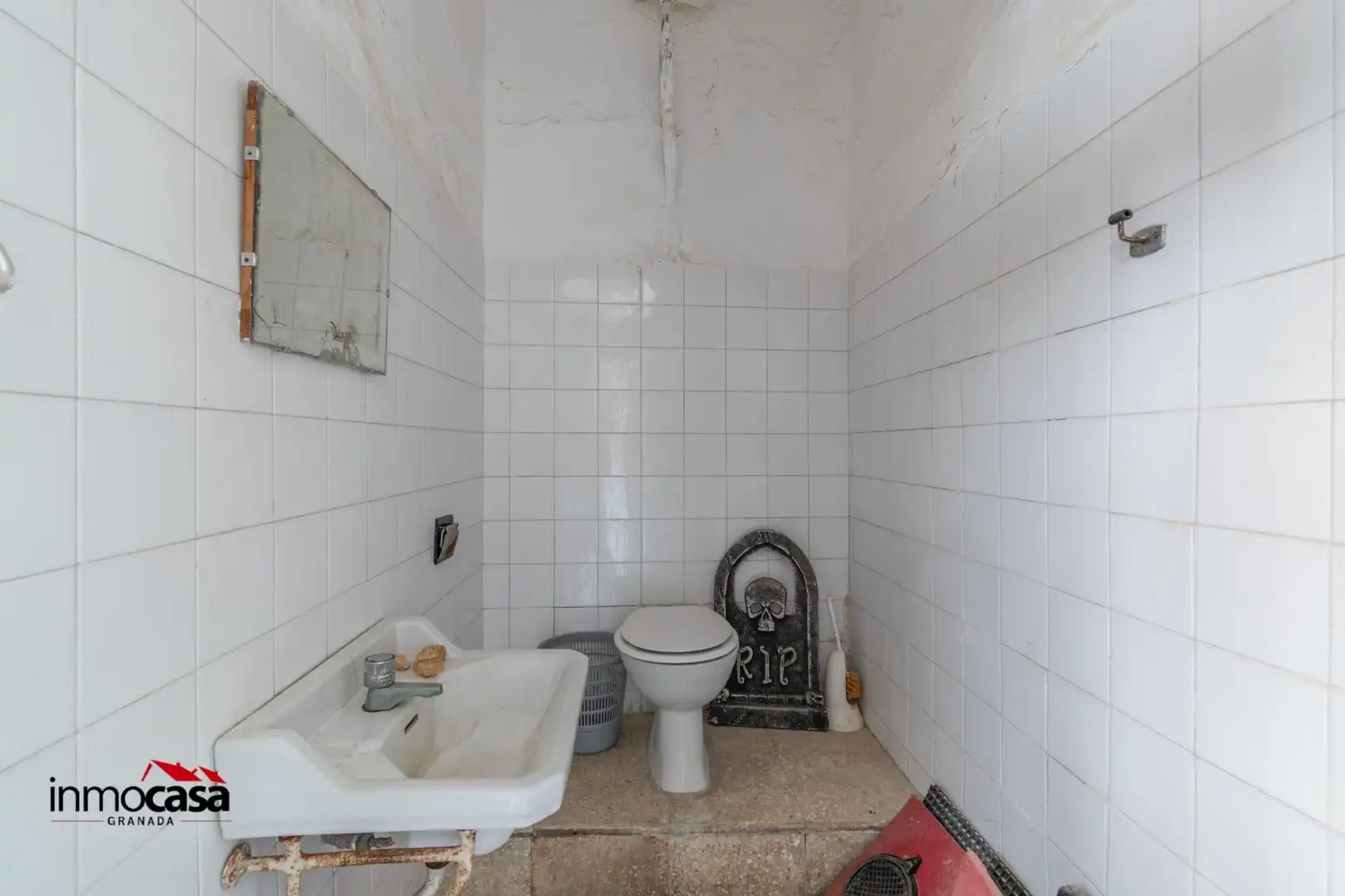 Bathroom of Buildings for sale in Priego de Córdoba