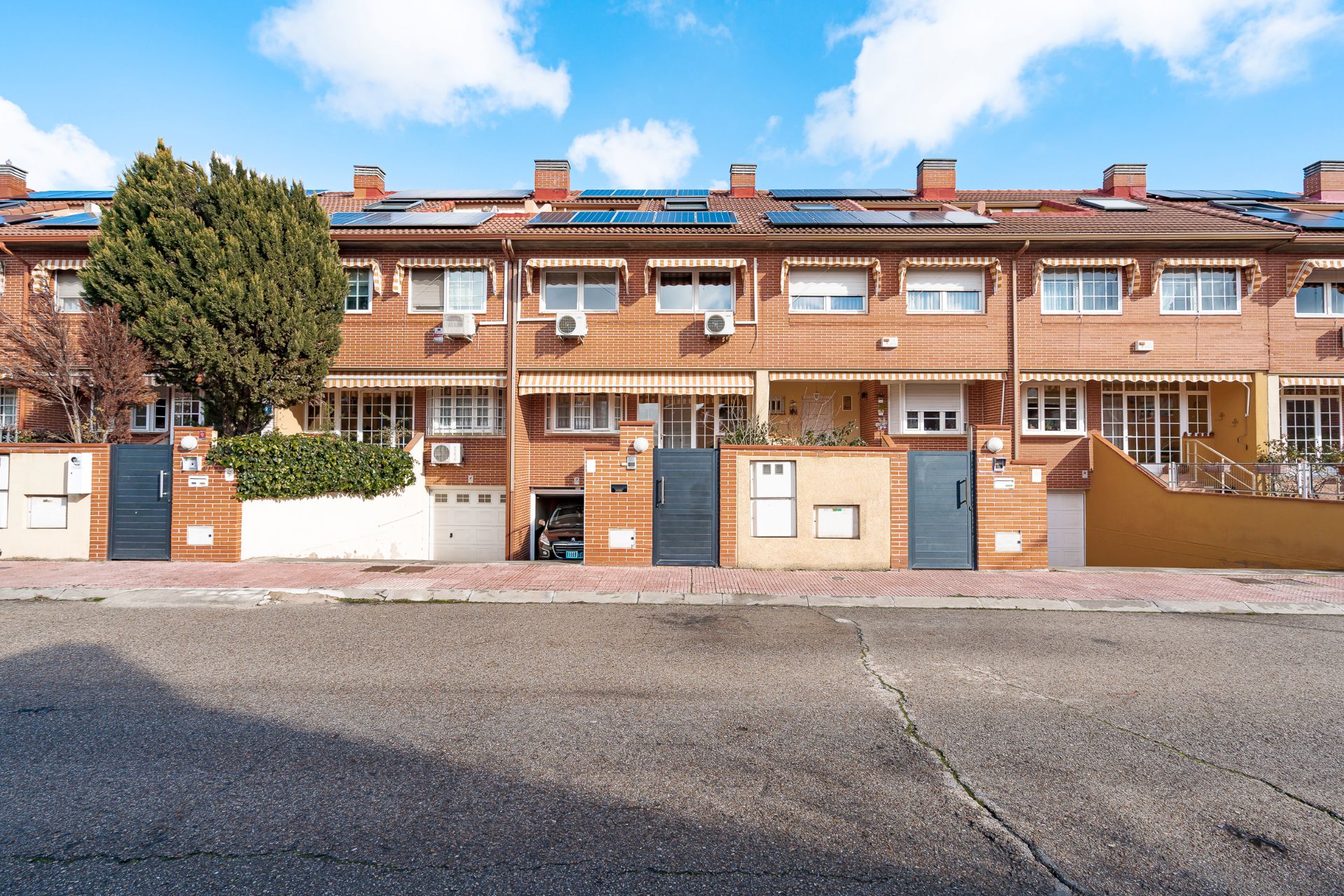 Exterior view of House or chalet for sale in Alcalá de Henares  with Air Conditioner, Heating and Private garden