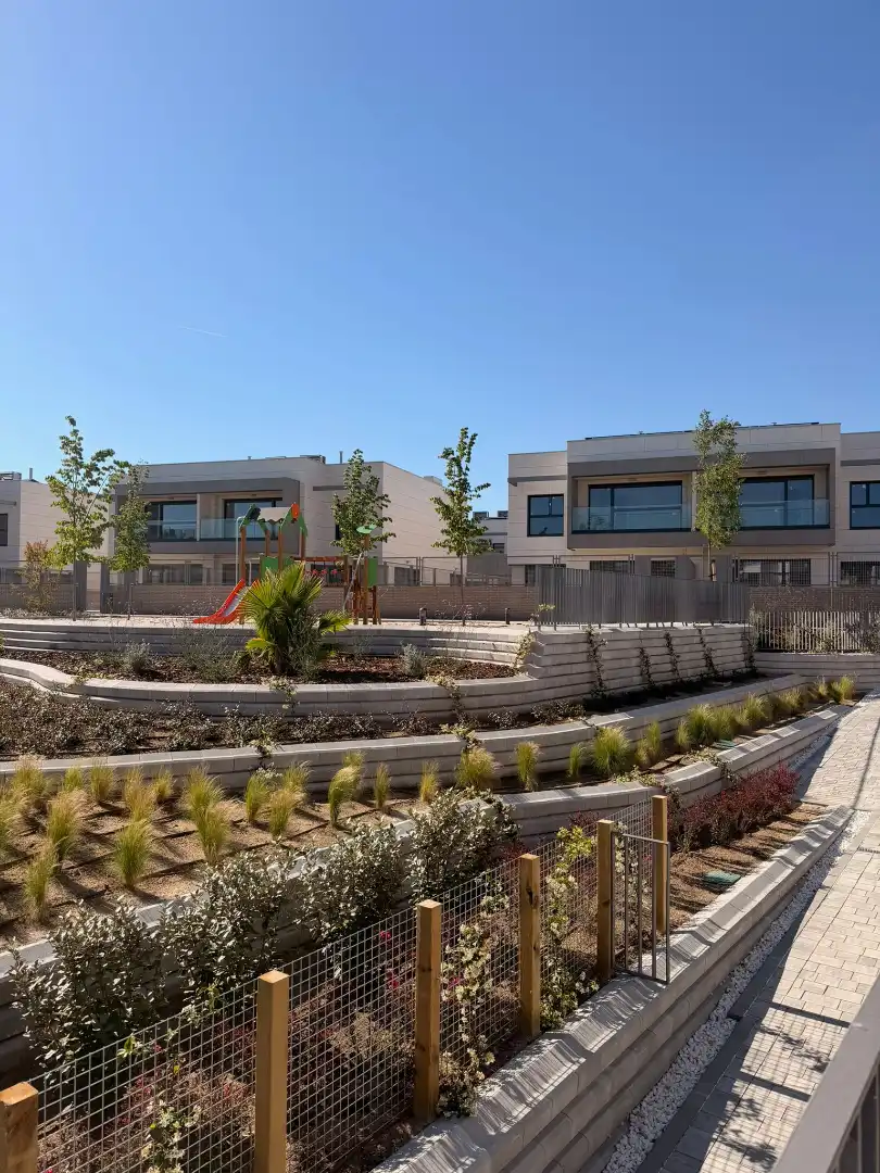 Vista exterior de Casa adosada en venta en Boadilla del Monte con Aire acondicionado, Calefacción y Jardín privado
