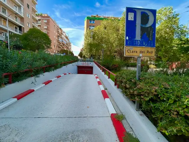 Aparcament de Pis en venda en Madrid amb Calefacció, Terrassa i Moblat
