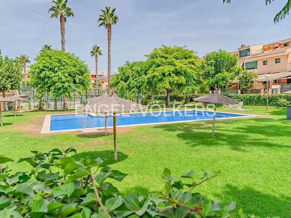 Piscina de Casa adosada en venda en Alicante / Alacant amb Aire condicionat, Calefacció i Terrassa