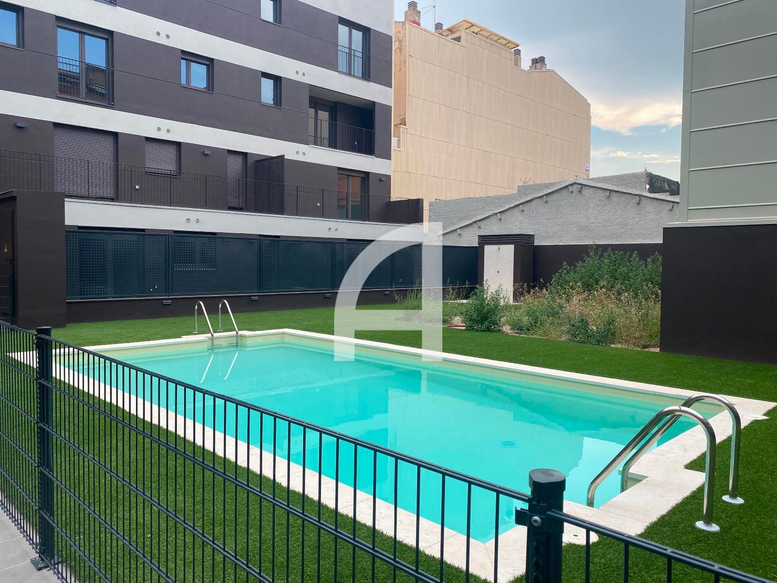 Piscina de Pis de lloguer en Terrassa amb Aire condicionat, Calefacció i Traster